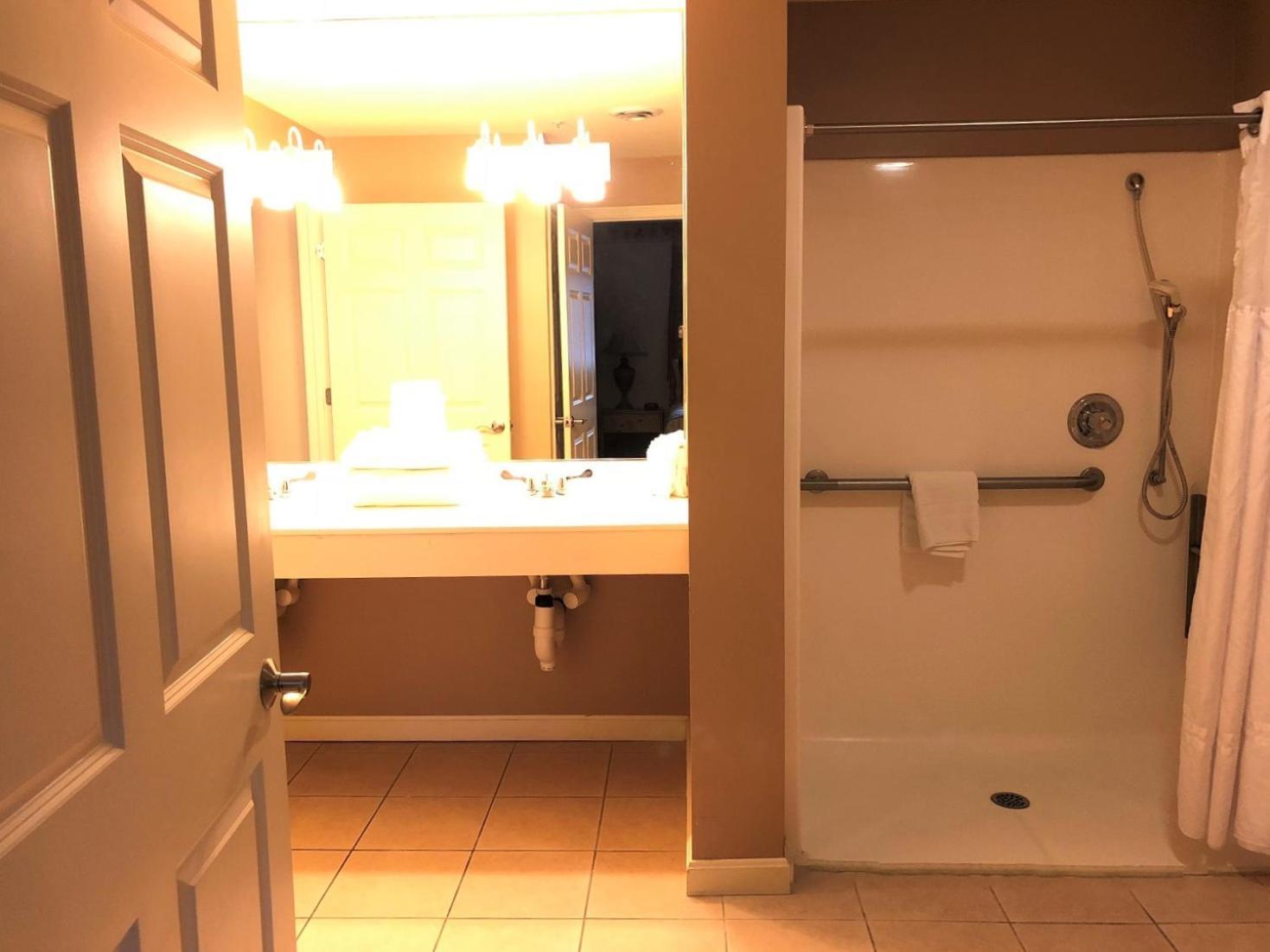 Vacation Village In The Berkshires Hancock Værelse billede A typical bathroom in a hotel
