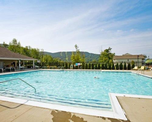 Vacation Village In The Berkshires Hancock Eksteriør billede The pool at the Mountain Mile