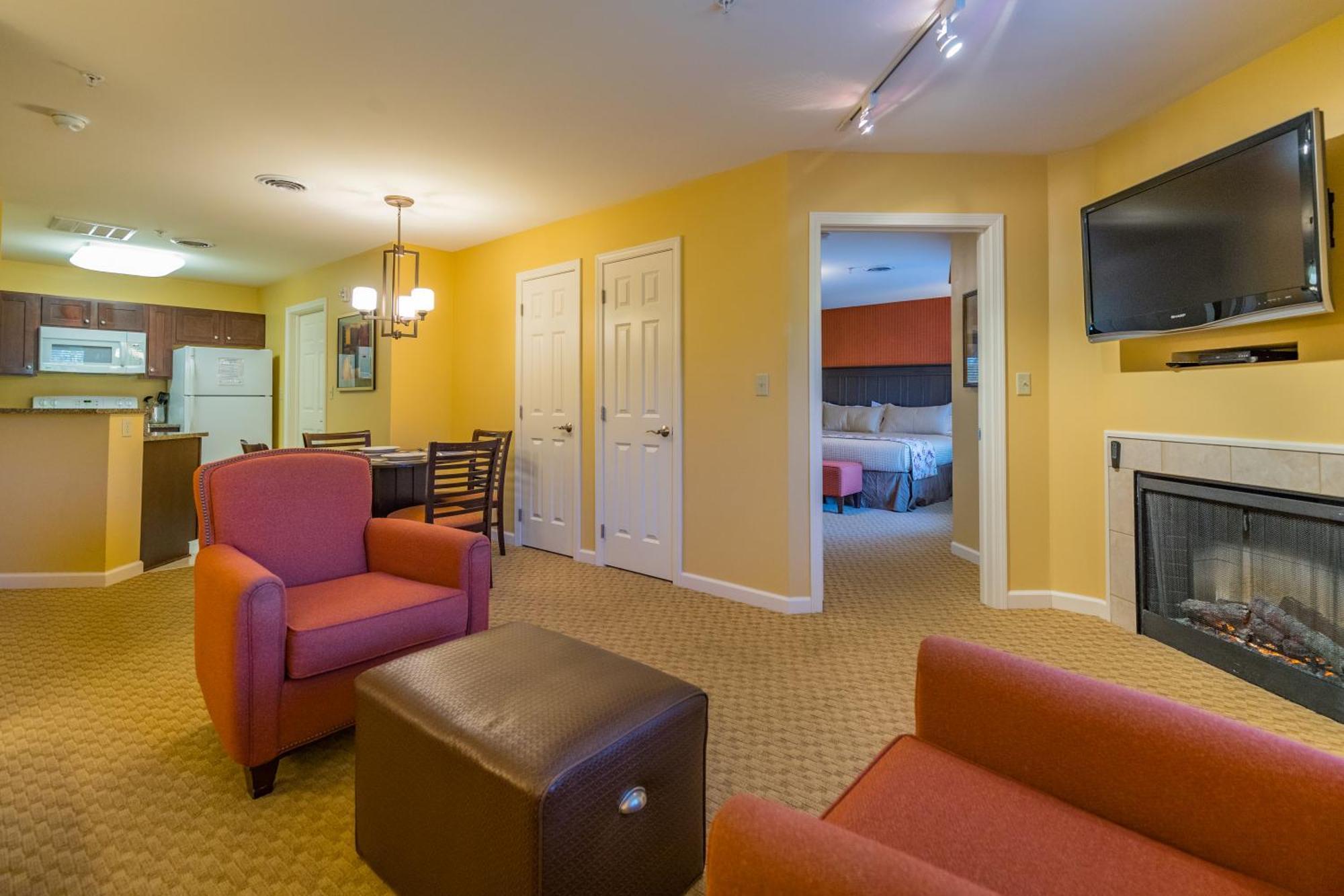 Vacation Village In The Berkshires Hancock Eksteriør billede Living room of a typical two-bedroom suite