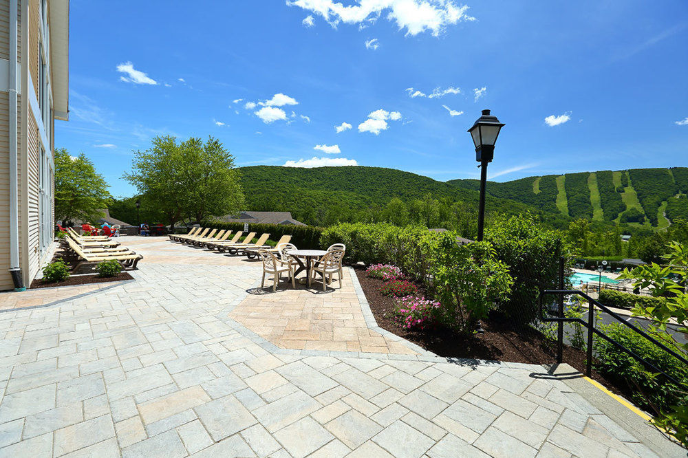 Vacation Village In The Berkshires Hancock Eksteriør billede The patio at the Mountain View Grand Resort