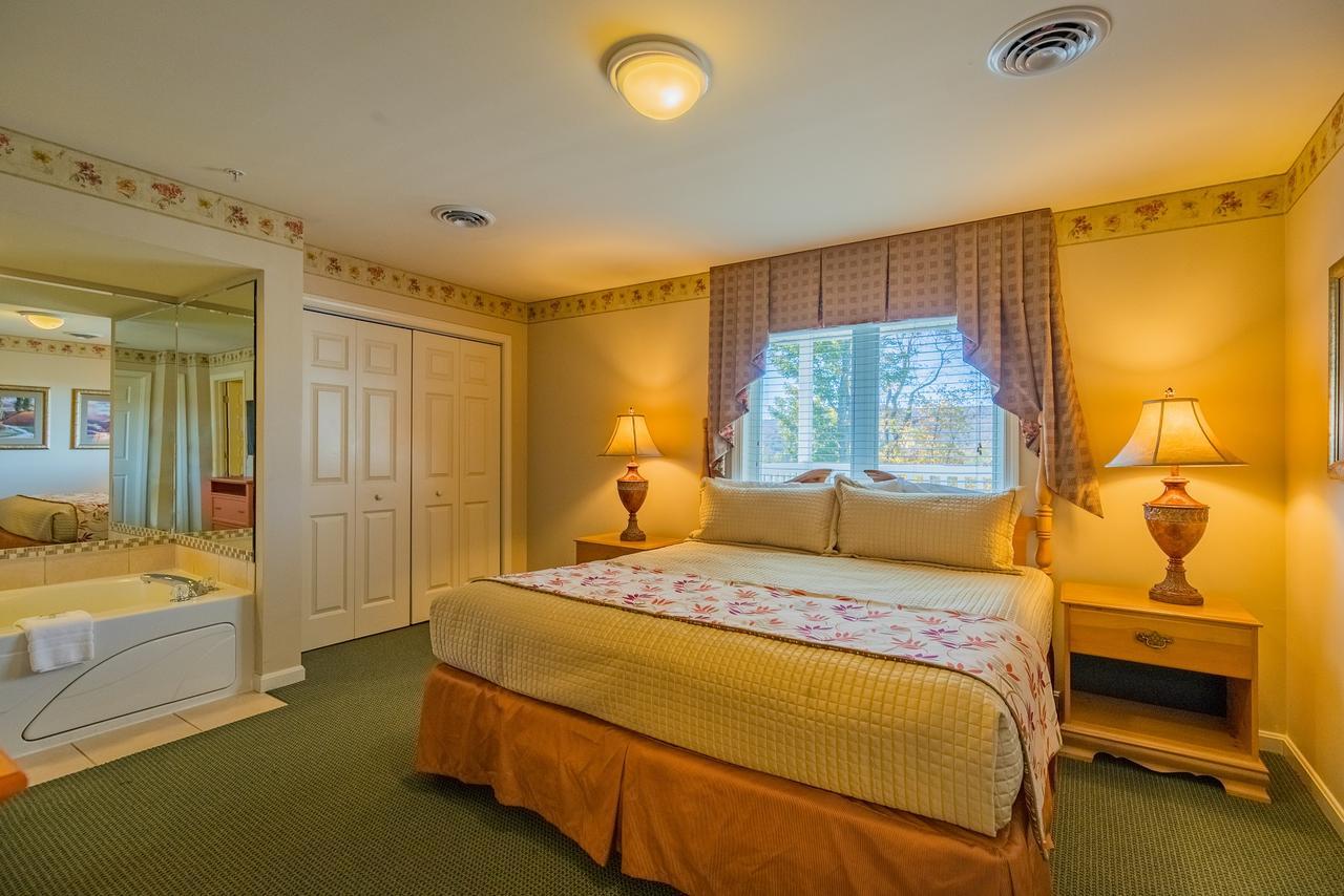 Vacation Village In The Berkshires Hancock Eksteriør billede A bedroom at the Inn at the Opera House